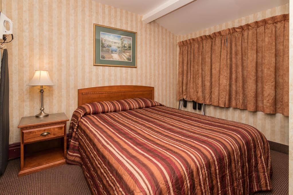 Canadas Best Value Inn Chinook Station YYC Exterior foto